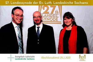 Herzlichen Glückwunsch! Gisela Merkel-Manzer (r), Tobias Bilz (m) und Florian Reißmann (l)